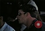 Standbild Amerikanische Offizier in Eglin Vietnamesischer Flüchtling Bearbeitungszentrum Florida United States USA, 1975, aus Sekunde 53 historischem Filmmaterial Videoclip 65675050960
