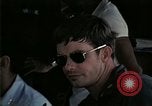 Standbild Amerikanische Offizier in Eglin Vietnamesischer Flüchtling Bearbeitungszentrum Florida United States USA, 1975, aus Sekunde 54 historischem Filmmaterial Videoclip 65675050960