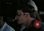 Standbild Amerikanische Offizier in Eglin Vietnamesischer Flüchtling Bearbeitungszentrum Florida United States USA, 1975, aus Sekunde 55 historischem Filmmaterial Videoclip 65675050960