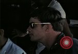 Standbild Amerikanische Offizier in Eglin Vietnamesischer Flüchtling Bearbeitungszentrum Florida United States USA, 1975, aus Sekunde 57 historischem Filmmaterial Videoclip 65675050960