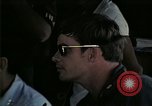 Standbild Amerikanische Offizier in Eglin Vietnamesischer Flüchtling Bearbeitungszentrum Florida United States USA, 1975, aus Sekunde 58 historischem Filmmaterial Videoclip 65675050960