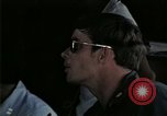 Standbild Amerikanische Offizier in Eglin Vietnamesischer Flüchtling Bearbeitungszentrum Florida United States USA, 1975, aus Sekunde 60 historischem Filmmaterial Videoclip 65675050960