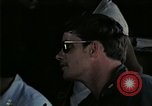 Standbild Amerikanische Offizier in Eglin Vietnamesischer Flüchtling Bearbeitungszentrum Florida United States USA, 1975, aus Sekunde 61 historischem Filmmaterial Videoclip 65675050960