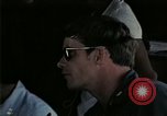 Standbild Amerikanische Offizier in Eglin Vietnamesischer Flüchtling Bearbeitungszentrum Florida United States USA, 1975, aus Sekunde 62 historischem Filmmaterial Videoclip 65675050960