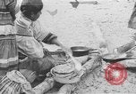 Immagine di Seminole nativi indiani americani cucinare il cibo Florida United States USA, 1919, secondo 1 filmato di repertorio 65675050982