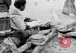 Immagine di Seminole nativi indiani americani cucinare il cibo Florida United States USA, 1919, secondo 3 filmato di repertorio 65675050982