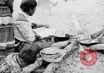 Immagine di Seminole nativi indiani americani cucinare il cibo Florida United States USA, 1919, secondo 4 filmato di repertorio 65675050982