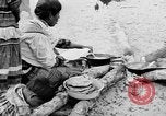 Immagine di Seminole nativi indiani americani cucinare il cibo Florida United States USA, 1919, secondo 5 filmato di repertorio 65675050982