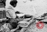 Immagine di Seminole nativi indiani americani cucinare il cibo Florida United States USA, 1919, secondo 6 filmato di repertorio 65675050982
