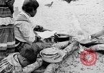 Immagine di Seminole nativi indiani americani cucinare il cibo Florida United States USA, 1919, secondo 7 filmato di repertorio 65675050982