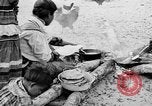 Immagine di Seminole nativi indiani americani cucinare il cibo Florida United States USA, 1919, secondo 8 filmato di repertorio 65675050982