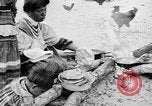 Immagine di Seminole nativi indiani americani cucinare il cibo Florida United States USA, 1919, secondo 10 filmato di repertorio 65675050982