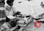 Immagine di Seminole nativi indiani americani cucinare il cibo Florida United States USA, 1919, secondo 11 filmato di repertorio 65675050982