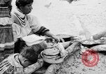 Immagine di Seminole nativi indiani americani cucinare il cibo Florida United States USA, 1919, secondo 12 filmato di repertorio 65675050982