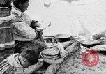 Immagine di Seminole nativi indiani americani cucinare il cibo Florida United States USA, 1919, secondo 13 filmato di repertorio 65675050982
