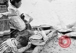 Immagine di Seminole nativi indiani americani cucinare il cibo Florida United States USA, 1919, secondo 14 filmato di repertorio 65675050982