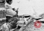 Immagine di Seminole nativi indiani americani cucinare il cibo Florida United States USA, 1919, secondo 15 filmato di repertorio 65675050982