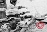 Immagine di Seminole nativi indiani americani cucinare il cibo Florida United States USA, 1919, secondo 16 filmato di repertorio 65675050982