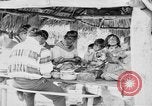 Immagine di Seminole nativi indiani americani cucinare il cibo Florida United States USA, 1919, secondo 21 filmato di repertorio 65675050982