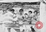 Immagine di Seminole nativi indiani americani cucinare il cibo Florida United States USA, 1919, secondo 25 filmato di repertorio 65675050982