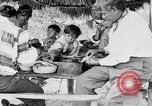 Immagine di Seminole nativi indiani americani cucinare il cibo Florida United States USA, 1919, secondo 33 filmato di repertorio 65675050982