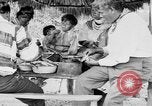 Immagine di Seminole nativi indiani americani cucinare il cibo Florida United States USA, 1919, secondo 35 filmato di repertorio 65675050982