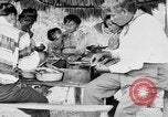 Immagine di Seminole nativi indiani americani cucinare il cibo Florida United States USA, 1919, secondo 36 filmato di repertorio 65675050982