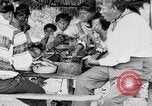 Immagine di Seminole nativi indiani americani cucinare il cibo Florida United States USA, 1919, secondo 38 filmato di repertorio 65675050982