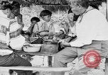 Immagine di Seminole nativi indiani americani cucinare il cibo Florida United States USA, 1919, secondo 40 filmato di repertorio 65675050982