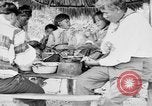 Immagine di Seminole nativi indiani americani cucinare il cibo Florida United States USA, 1919, secondo 41 filmato di repertorio 65675050982