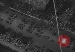 Standbild amerikanische Soldaten Parade in Paris nach Ersten Weltkrieg  Paris Frankreich, 1919, aus Sekunde 21 historischem Filmmaterial Videoclip 65675051031