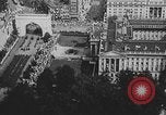 Standbild amerikanische Soldaten Parade in Paris nach Ersten Weltkrieg  Paris Frankreich, 1919, aus Sekunde 24 historischem Filmmaterial Videoclip 65675051031