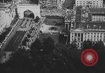 Standbild amerikanische Soldaten Parade in Paris nach Ersten Weltkrieg  Paris Frankreich, 1919, aus Sekunde 25 historischem Filmmaterial Videoclip 65675051031