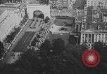Standbild amerikanische Soldaten Parade in Paris nach Ersten Weltkrieg  Paris Frankreich, 1919, aus Sekunde 26 historischem Filmmaterial Videoclip 65675051031