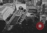 Standbild amerikanische Soldaten Parade in Paris nach Ersten Weltkrieg  Paris Frankreich, 1919, aus Sekunde 27 historischem Filmmaterial Videoclip 65675051031