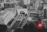 Standbild amerikanische Soldaten Parade in Paris nach Ersten Weltkrieg  Paris Frankreich, 1919, aus Sekunde 28 historischem Filmmaterial Videoclip 65675051031