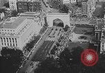 Standbild amerikanische Soldaten Parade in Paris nach Ersten Weltkrieg  Paris Frankreich, 1919, aus Sekunde 29 historischem Filmmaterial Videoclip 65675051031