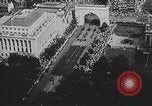 Standbild amerikanische Soldaten Parade in Paris nach Ersten Weltkrieg  Paris Frankreich, 1919, aus Sekunde 30 historischem Filmmaterial Videoclip 65675051031