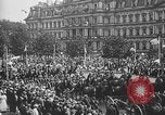 Standbild amerikanische Soldaten Parade in Paris nach Ersten Weltkrieg  Paris Frankreich, 1919, aus Sekunde 31 historischem Filmmaterial Videoclip 65675051031