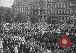 Standbild amerikanische Soldaten Parade in Paris nach Ersten Weltkrieg  Paris Frankreich, 1919, aus Sekunde 32 historischem Filmmaterial Videoclip 65675051031