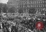 Standbild amerikanische Soldaten Parade in Paris nach Ersten Weltkrieg  Paris Frankreich, 1919, aus Sekunde 33 historischem Filmmaterial Videoclip 65675051031