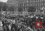 Standbild amerikanische Soldaten Parade in Paris nach Ersten Weltkrieg  Paris Frankreich, 1919, aus Sekunde 34 historischem Filmmaterial Videoclip 65675051031