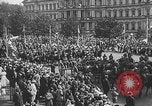 Standbild amerikanische Soldaten Parade in Paris nach Ersten Weltkrieg  Paris Frankreich, 1919, aus Sekunde 35 historischem Filmmaterial Videoclip 65675051031