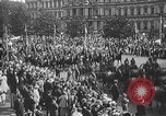 Standbild amerikanische Soldaten Parade in Paris nach Ersten Weltkrieg  Paris Frankreich, 1919, aus Sekunde 36 historischem Filmmaterial Videoclip 65675051031