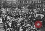 Standbild amerikanische Soldaten Parade in Paris nach Ersten Weltkrieg  Paris Frankreich, 1919, aus Sekunde 37 historischem Filmmaterial Videoclip 65675051031