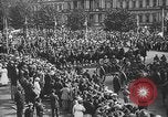 Standbild amerikanische Soldaten Parade in Paris nach Ersten Weltkrieg  Paris Frankreich, 1919, aus Sekunde 38 historischem Filmmaterial Videoclip 65675051031