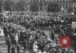 Standbild amerikanische Soldaten Parade in Paris nach Ersten Weltkrieg  Paris Frankreich, 1919, aus Sekunde 39 historischem Filmmaterial Videoclip 65675051031