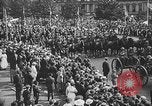 Standbild amerikanische Soldaten Parade in Paris nach Ersten Weltkrieg  Paris Frankreich, 1919, aus Sekunde 40 historischem Filmmaterial Videoclip 65675051031