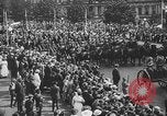 Standbild amerikanische Soldaten Parade in Paris nach Ersten Weltkrieg  Paris Frankreich, 1919, aus Sekunde 41 historischem Filmmaterial Videoclip 65675051031