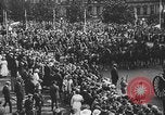 Standbild amerikanische Soldaten Parade in Paris nach Ersten Weltkrieg  Paris Frankreich, 1919, aus Sekunde 42 historischem Filmmaterial Videoclip 65675051031